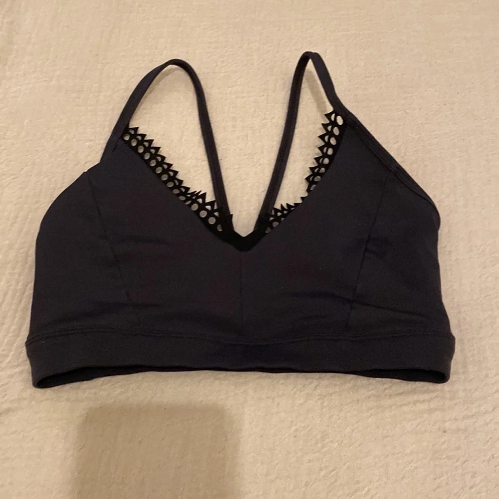 TRACK & BLISS TWO SIDE SPORT BRA. Black & sneake print . Size S